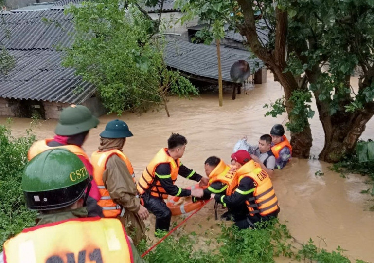 hon 100.000 luot cbcs cong an dam minh trong mua gio, sat canh cung dan vuot qua bao so 3 hinh anh 4