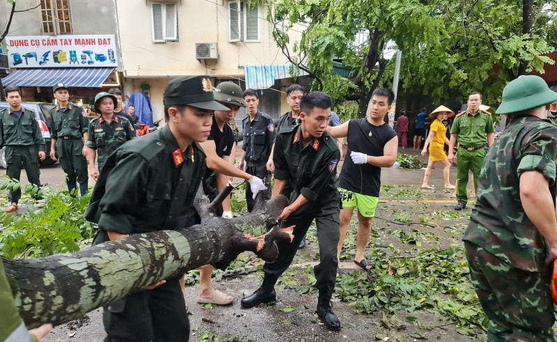 hon 100.000 luot cbcs cong an dam minh trong mua gio, sat canh cung dan vuot qua bao so 3 hinh anh 11