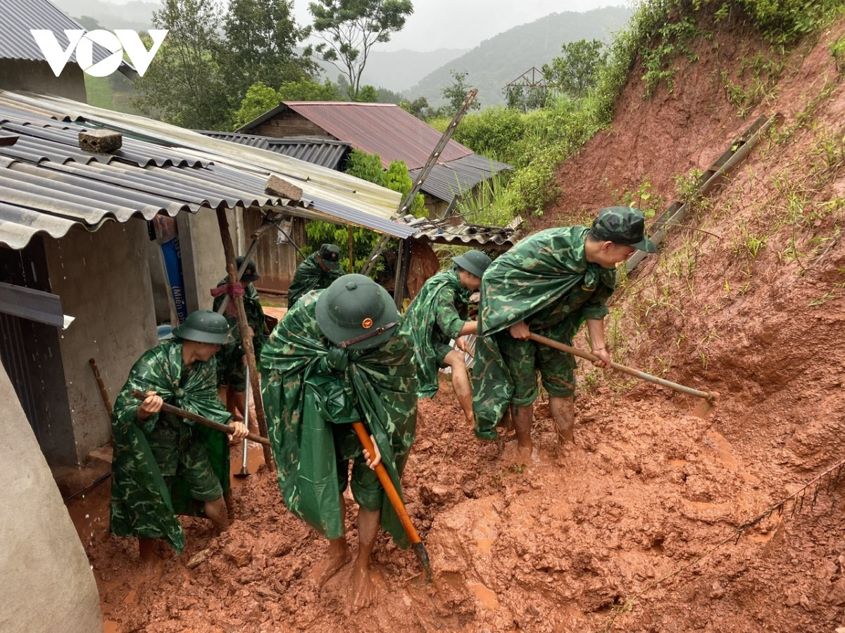 bo doi bien phong son la dam minh trong mua giup dan chong lu hinh anh 5