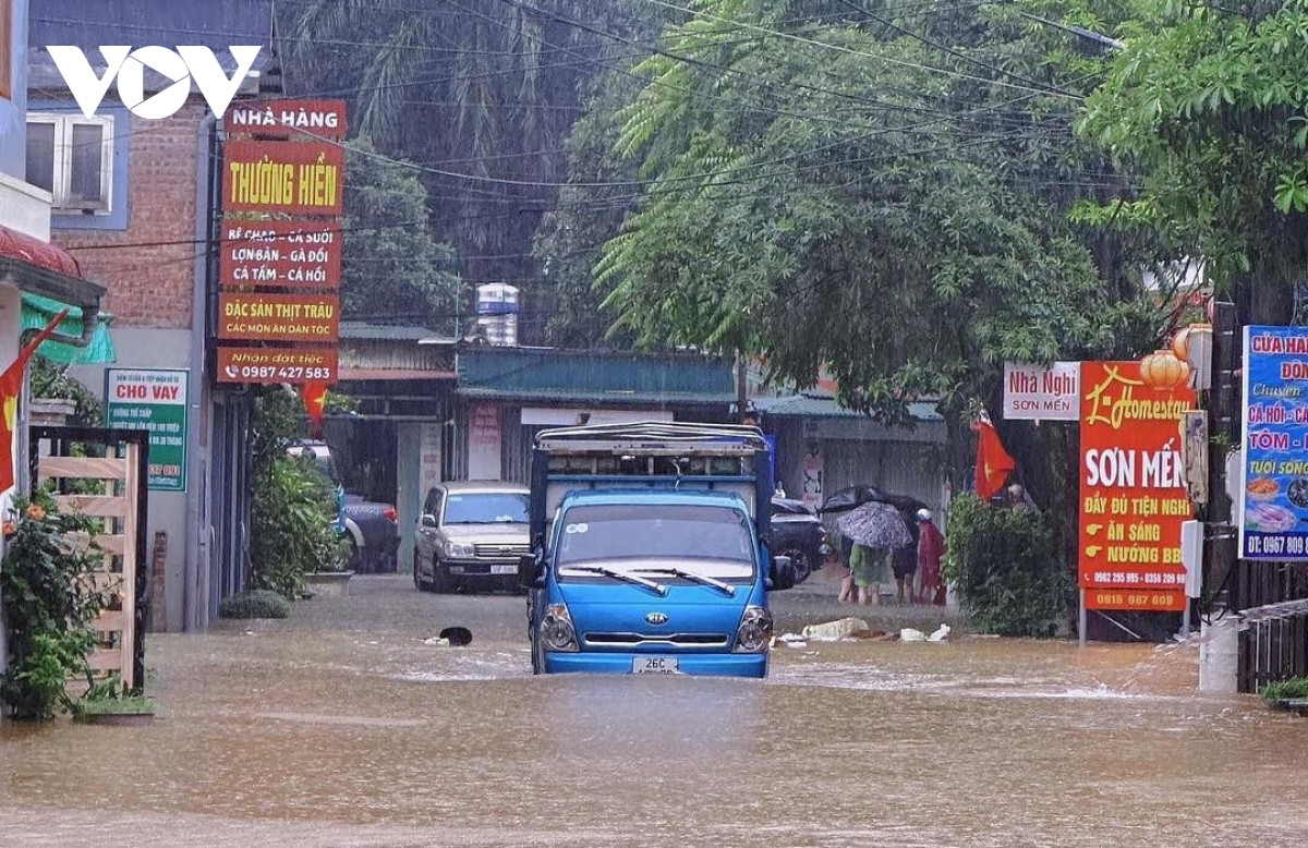 son la mua keo dai, nhieu nha phai di doi khan cap vi ngap lut, sat lo dat hinh anh 1