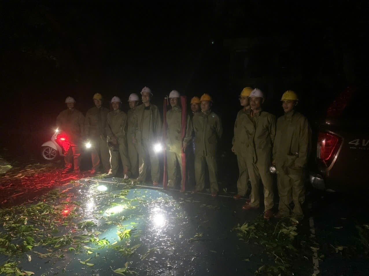 Công nhân ngành điện nhanh chóng được phân công đi đến các nơi xảy ra sự cố.