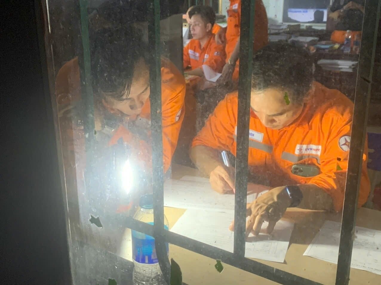Ngành điện Bắc Ninh cũng tập trung trực đêm, khắc phục sự cố.