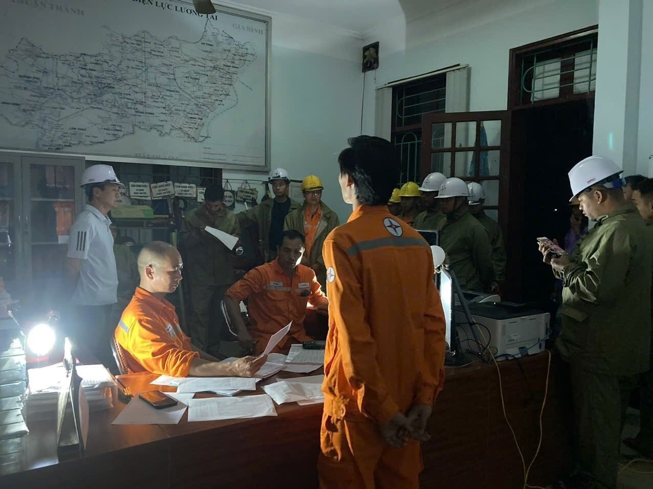 CBCNV Điện lực Bắc Ninh đồng loạt trực ca trong không khí khẩn trương.