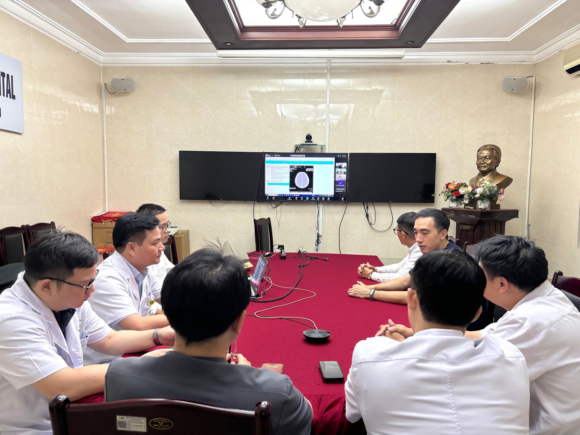Các bác sĩ Bệnh viện Việt Đức hội chẩn trực tuyến cùng Trung tâm Y tế huyện Tam Nông về tình trạng của bạn nạn nhân trọng vụ sập cầu Phong Châu.