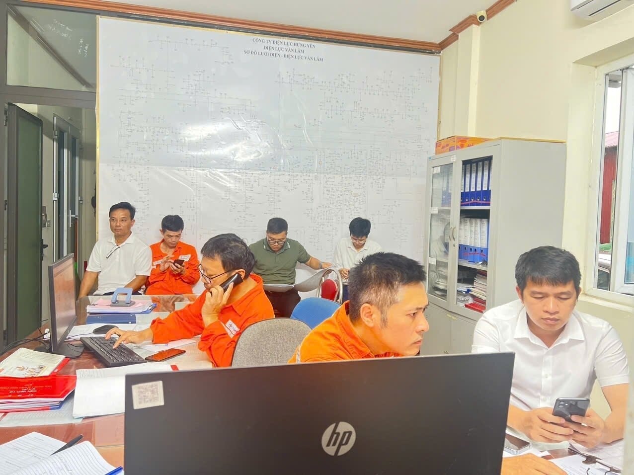Ngành điện Hưng Yên cũng huy động các lực lượng khắc phục sự cố.