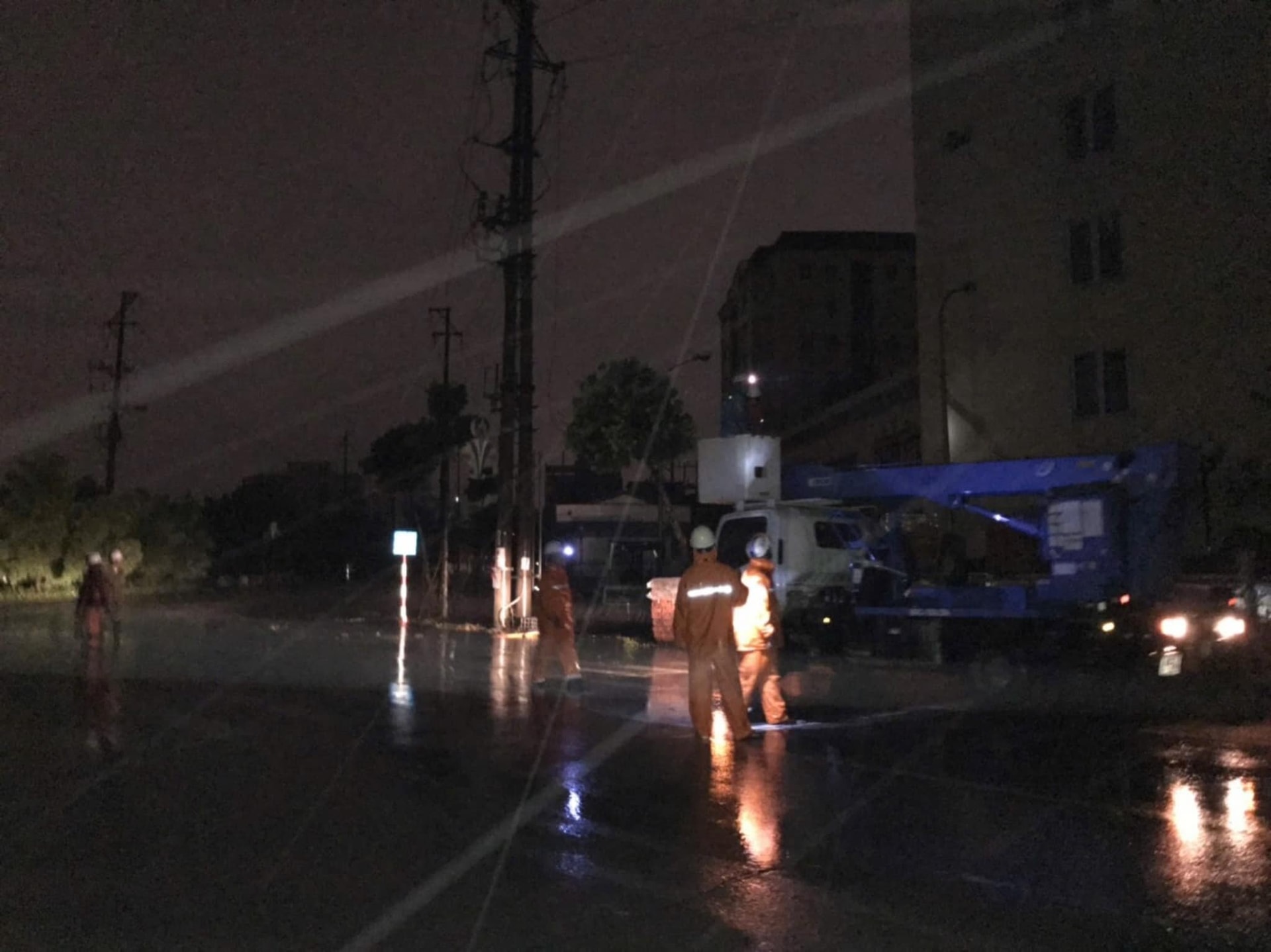 Cán bộ công nhân viên nhà đèn miền Bắc đã có một đêm trắng hối hả, chạy đua với thời gian để nhanh chóng cấp điện cho khách hàng.