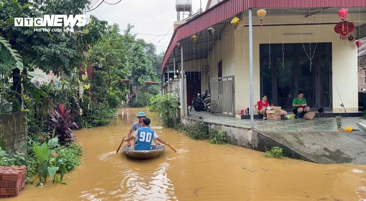 Người dân phải dùng thuyền khi di chuyển.