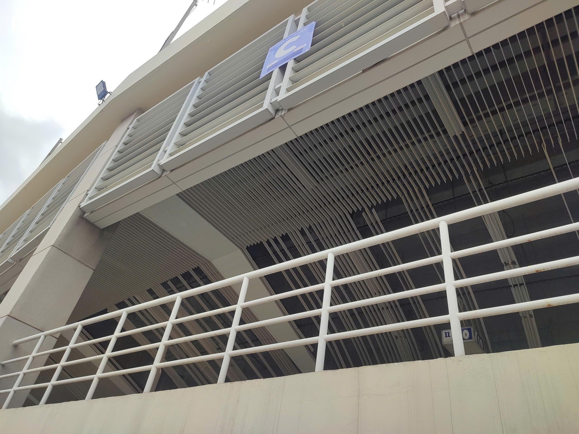 Khu vực khán đài C có nhiều thiệt hại nhưng chưa thể khắc phục ngay do tình hình thực tế mưa lớn vẫn đang diễn ra.