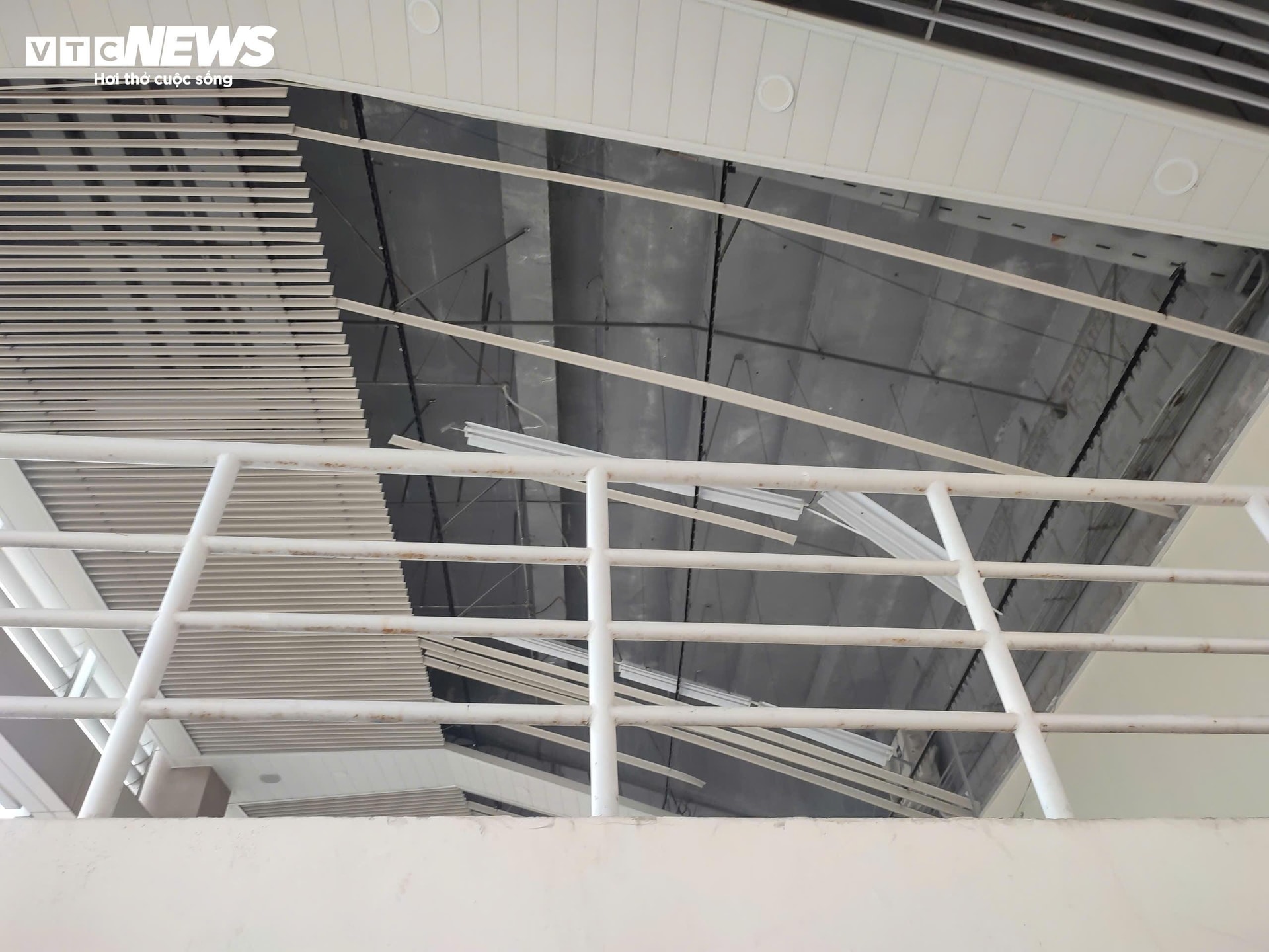 Một số phần mái vòm của sân Mỹ Đình hư hại do sức gió quá lớn mà bão Yagi gây ra khi đổ bộ tối 7/9.