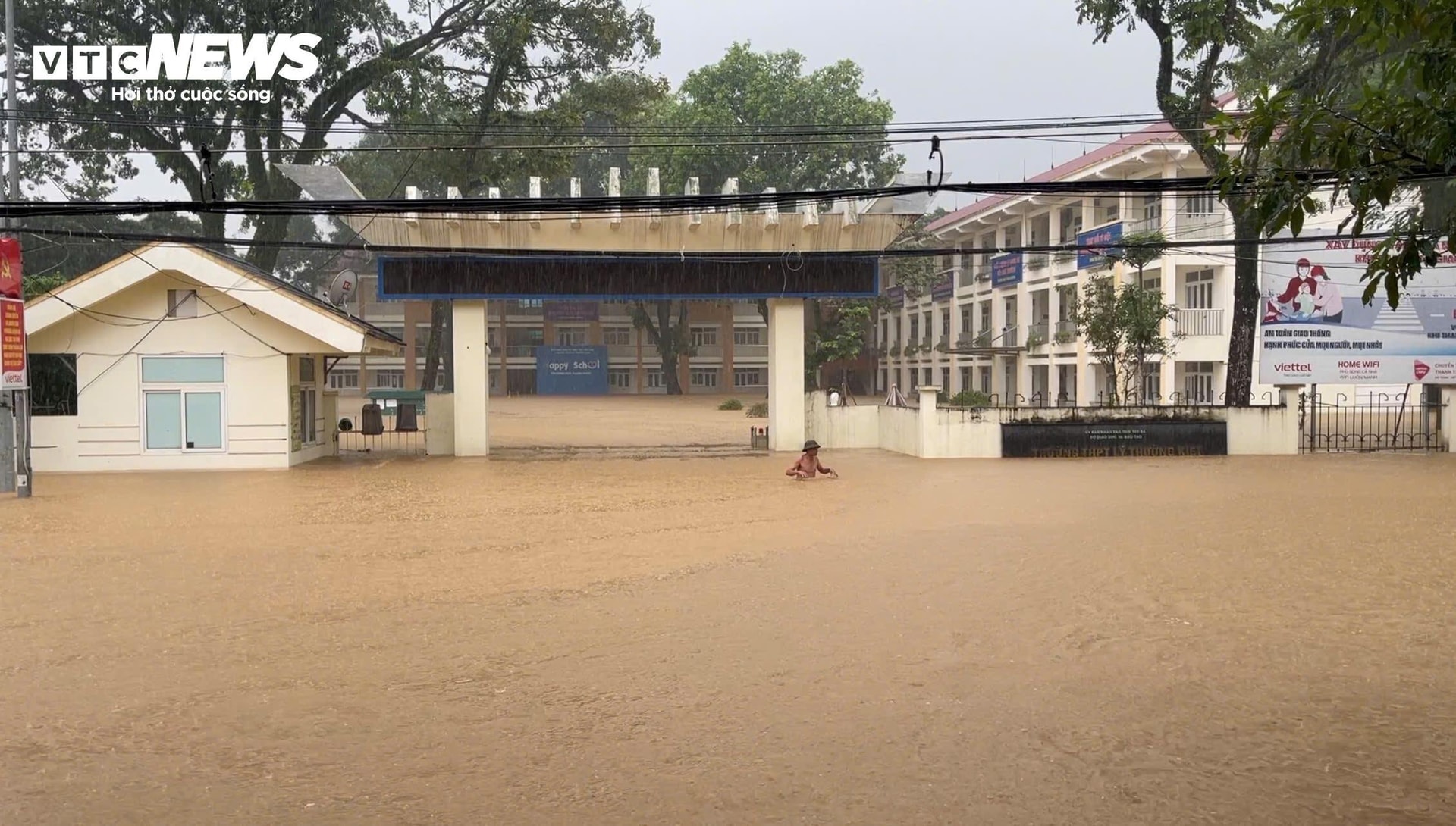 Trường Trung học Phổ thông Lý Thường Kiệt, tại phường Hồng Hà ngập sâu trong biển nước.