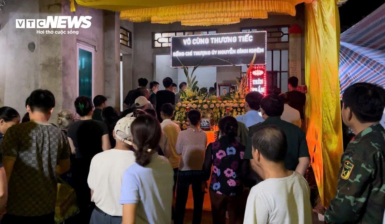 Thi thể Thượng úy Nguyễn Đình Khiêm được đưa về nhà.
