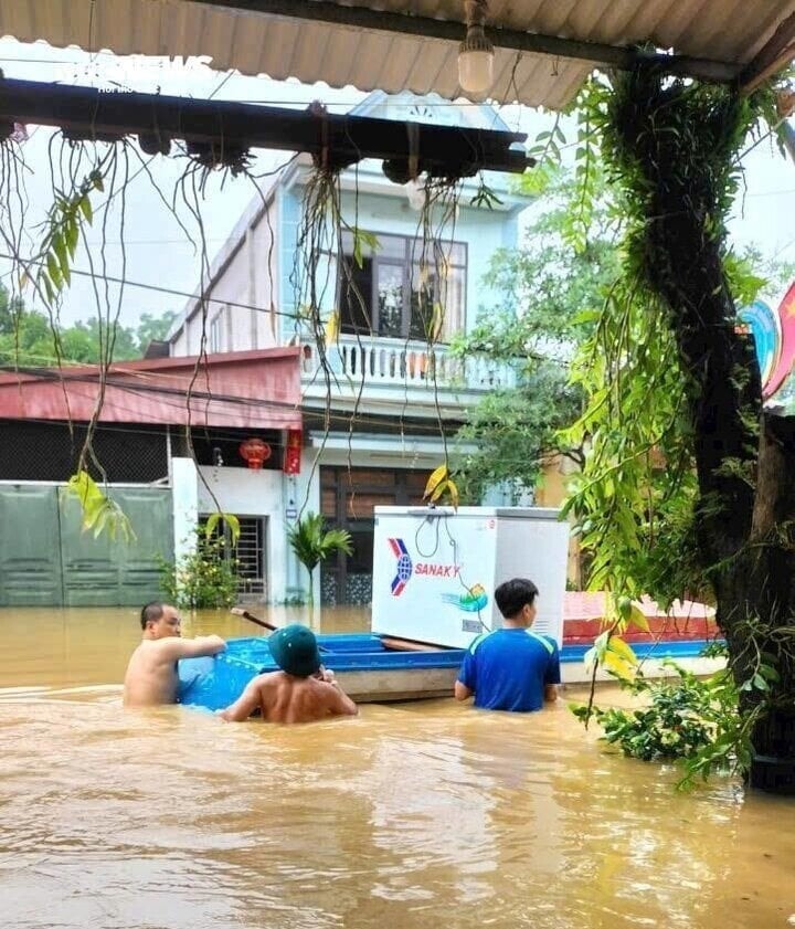 Người dân di dời tài sản đến nơi an toàn.