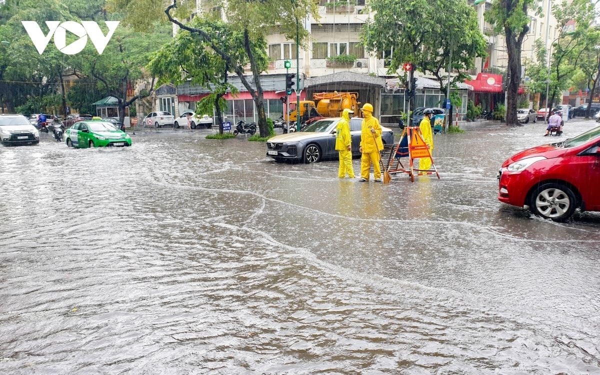 những kỹ năng cần biết khi lái xe qua vùng ngập nước mùa mưa bão hình ảnh 1 nhung ky nang can biet khi lai xe qua vung ngap nuoc mua mua bao hinh anh 1
