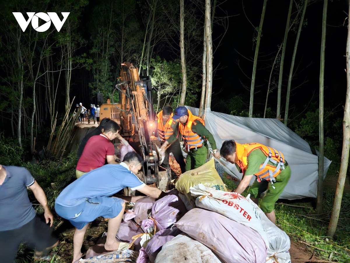 bắc giang sơ tán khẩn cấp hàng trăm hộ dân bị ngập lụt, cô lập do mưa lũ hình ảnh 5 bac giang so tan khan cap hang tram ho dan bi ngap lut, co lap do mua lu hinh anh 5
