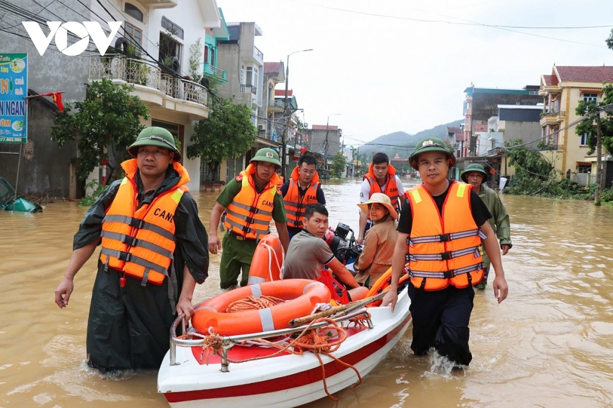 bắc giang sơ tán khẩn cấp hàng trăm hộ dân bị ngập lụt, cô lập do mưa lũ hình ảnh 1 bac giang so tan khan cap hang tram ho dan bi ngap lut, co lap do mua lu hinh anh 1