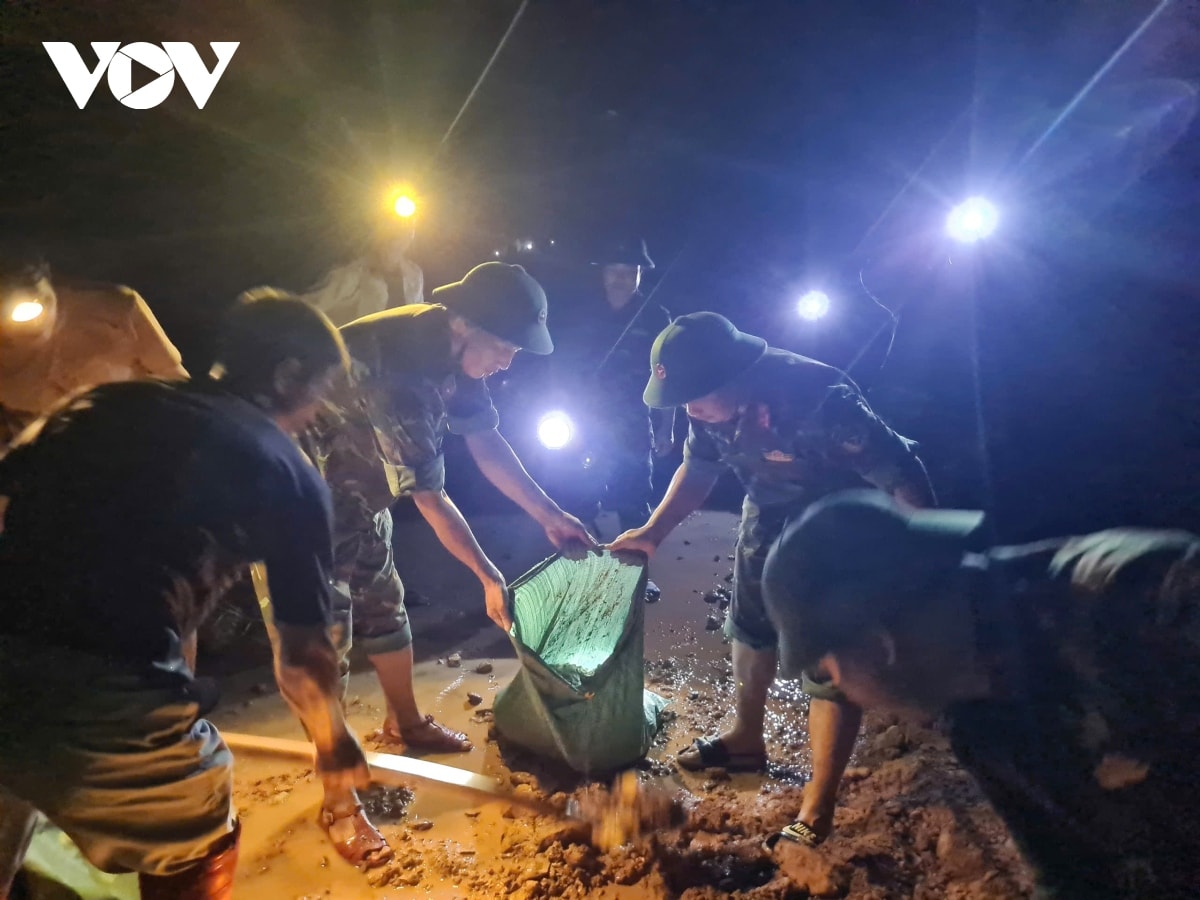 bắc giang sơ tán khẩn cấp hàng trăm hộ dân bị ngập lụt, cô lập do mưa lũ hình ảnh 6 bac giang so tan khan cap hang tram ho dan bi ngap lut, co lap do mua lu hinh anh 6