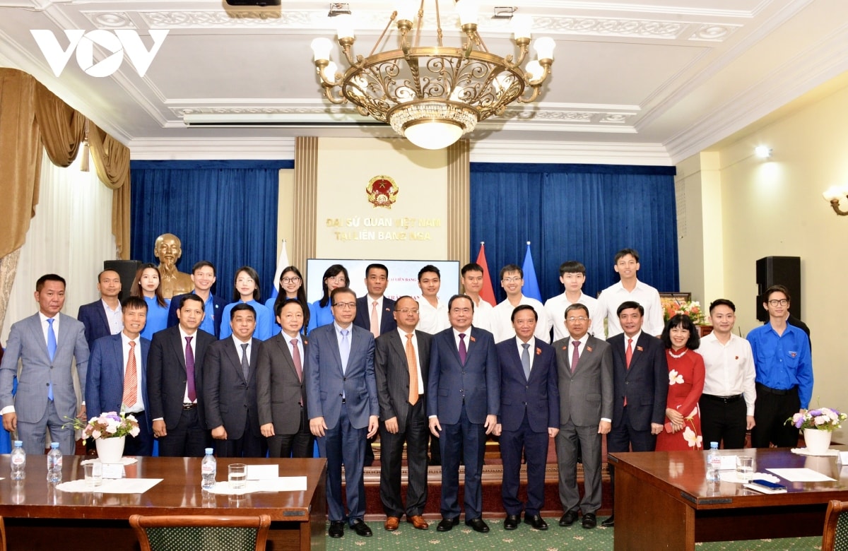 chủ tịch quốc hội gặp mặt cán bộ Đại sứ quán và đại diện cộng đồng người việt tại lb nga hình ảnh 1 chu tich quoc hoi gap mat can bo Dai su quan va dai dien cong dong nguoi viet tai lb nga hinh anh 1