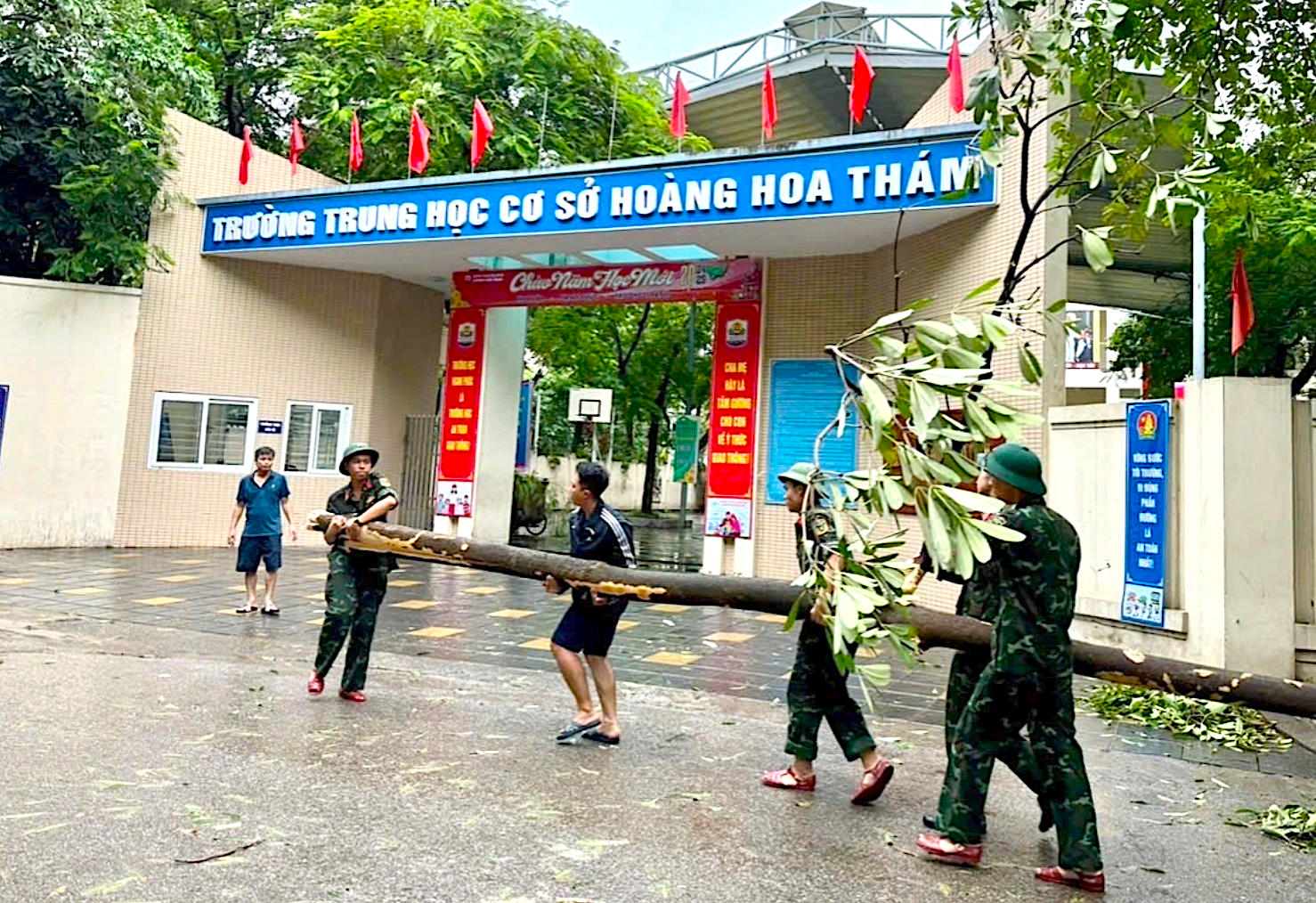 Các trường khẩn trương dọn dẹp cây đổ, tường đổ sau bão Yagi, đảm bảo an toàn, sạch sẽ trước khi đón học sinh đi học trở lại. (Ảnh minh hoạ)