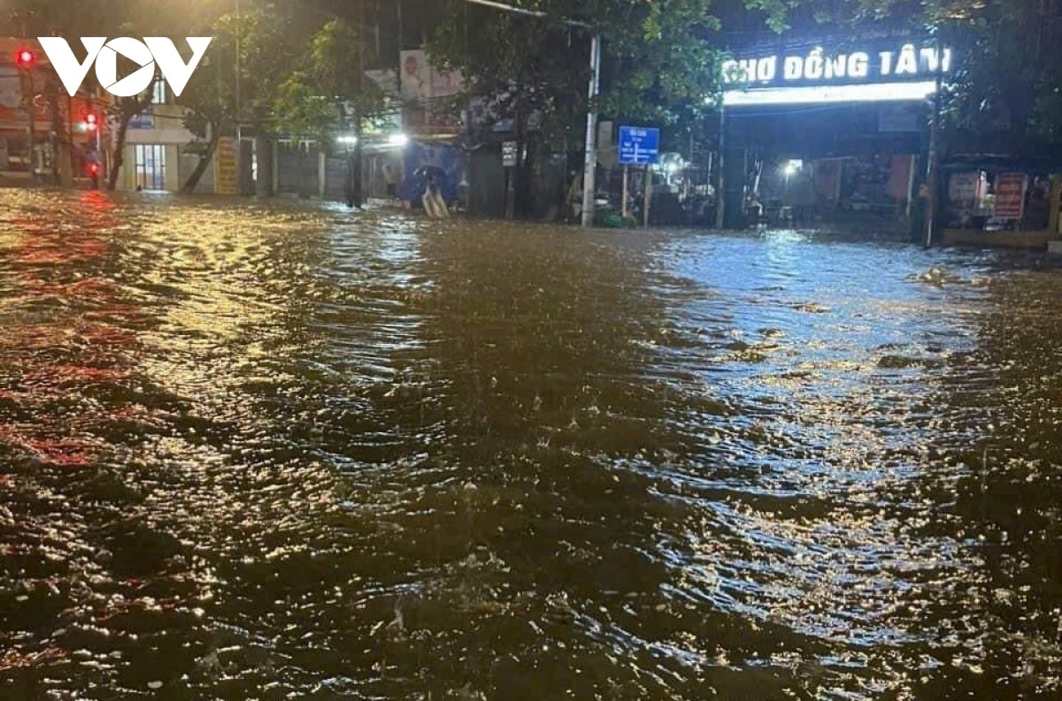 thu tuong cung cap nhanh nhat luong thuc, thuc pham cho nguoi dan vung bao lu hinh anh 1