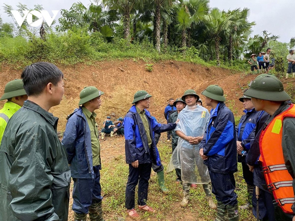 giao thong chia cat, viec cuu ho, cuu nan tai lang nu gap muon van kho khan hinh anh 6