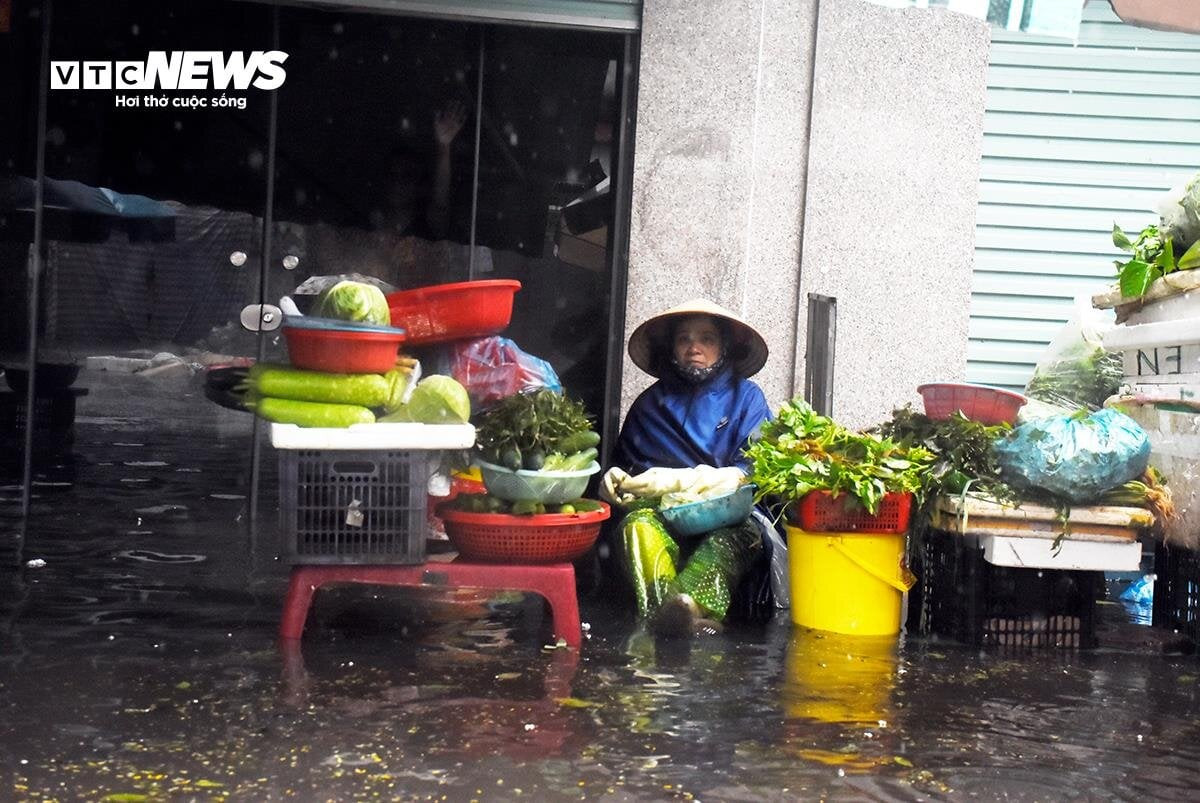 Hải Phòng ngập tứ bề, loạt xe chết máy, tiểu thương kê cao đồ tránh biển nước - 11