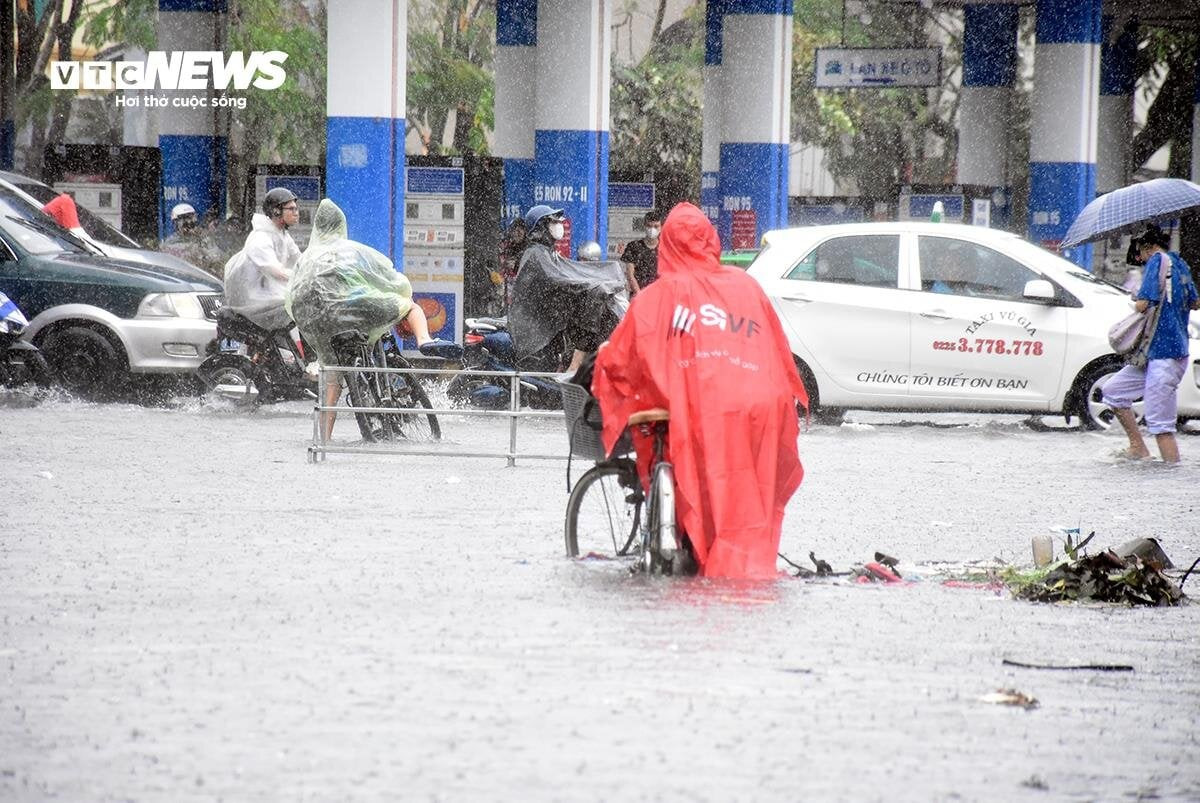 Hải Phòng ngập tứ bề, loạt xe chết máy, tiểu thương kê cao đồ tránh biển nước - 15