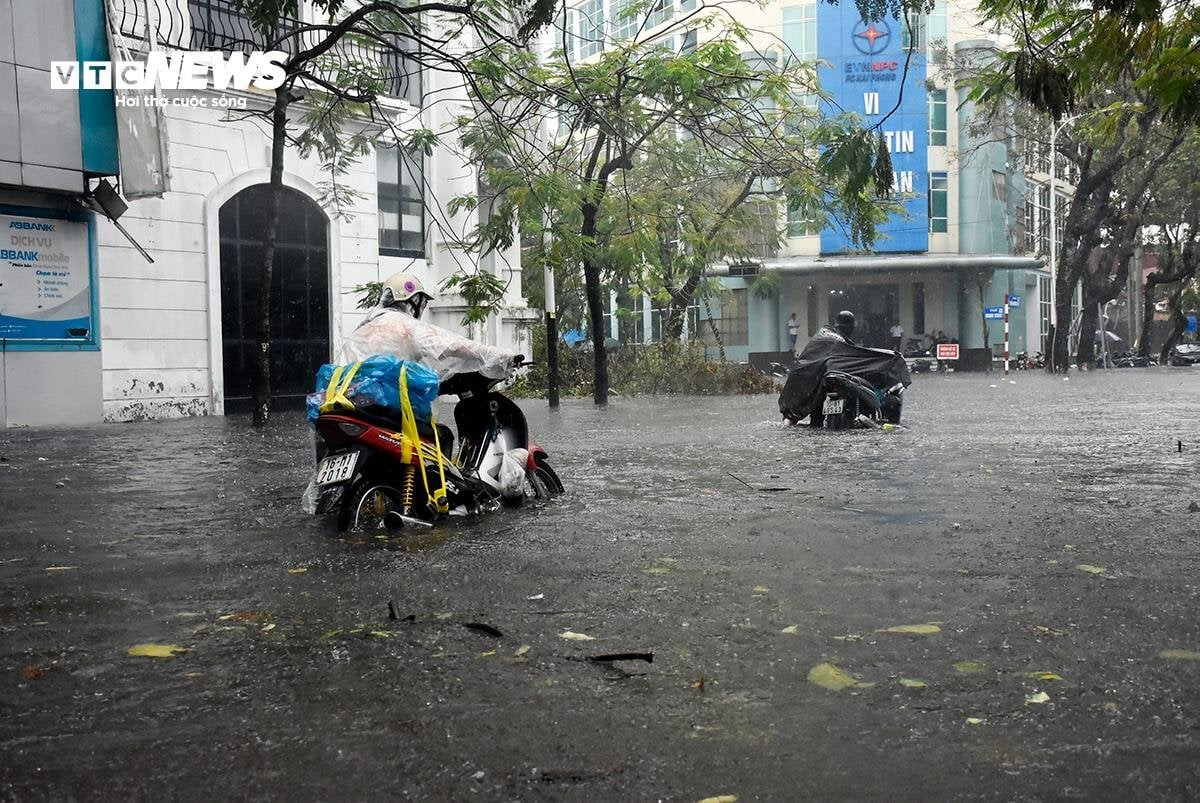 Hải Phòng ngập tứ bề, loạt xe chết máy, tiểu thương kê cao đồ tránh biển nước - 5