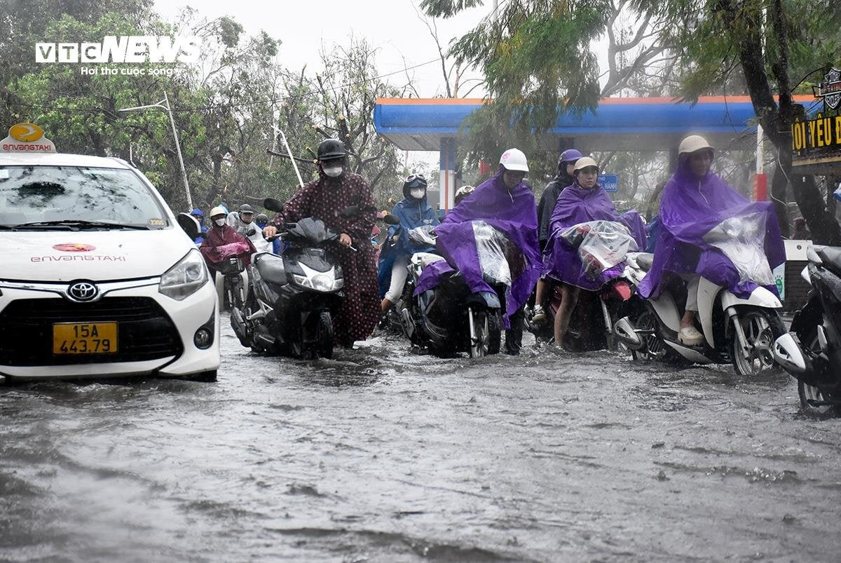 Hải Phòng ngập tứ bề, loạt xe chết máy, tiểu thương kê cao đồ tránh biển nước - 4