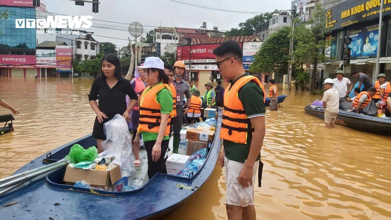 Các đoàn thiện nguyện tiếp tục cứu trợ cho người dân.