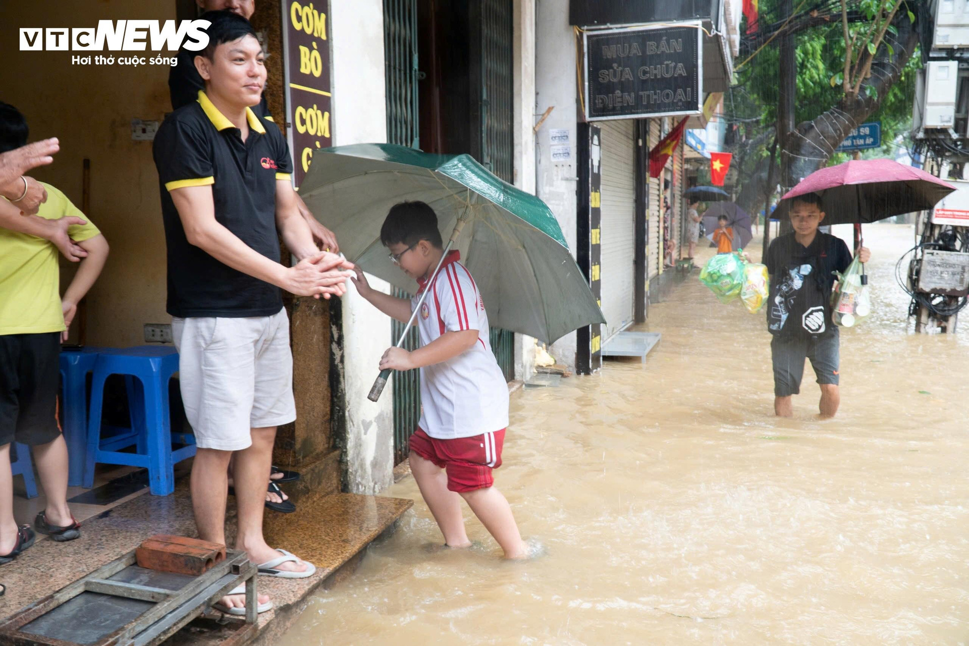 Lũ trên sông Hồng vượt báo động 2, nhiều khu vực ở Hà Nội ngập ngang người.