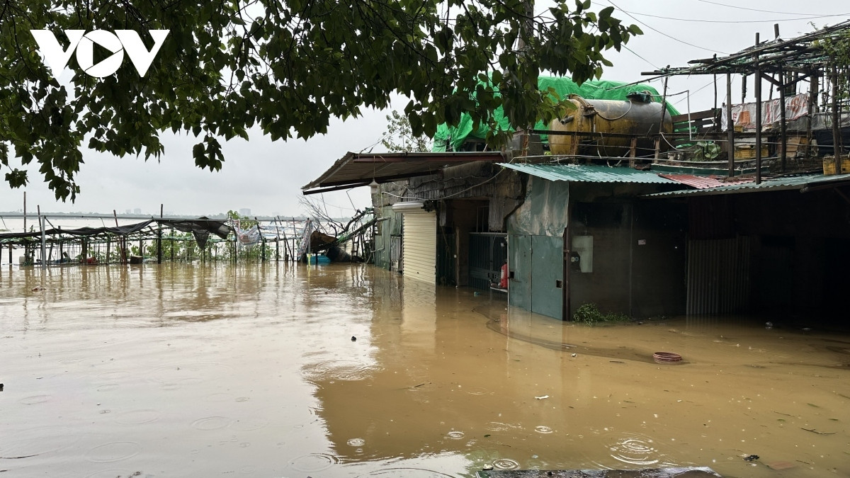 lu tren cac song van dang len, song hong tai ha noi dat dinh vao trua nay hinh anh 1