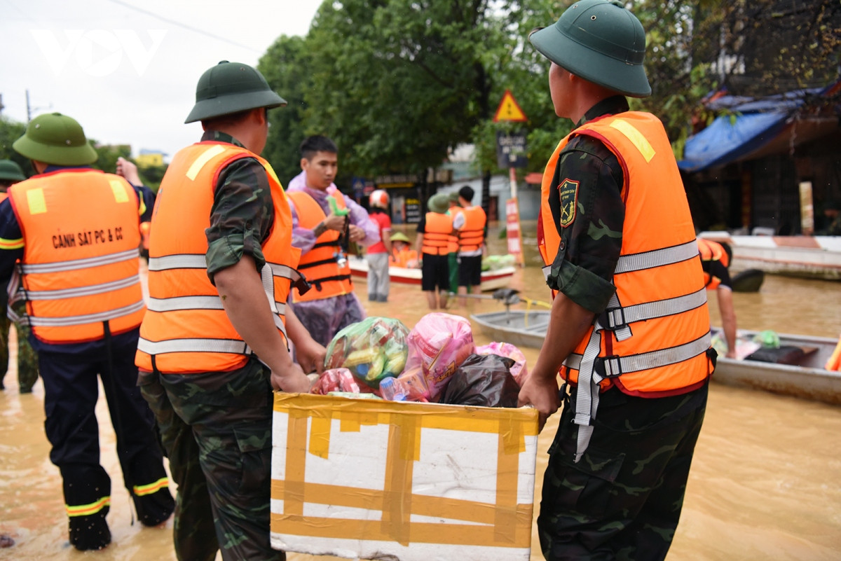 nguoi dan vung lu thai nguyen am long nhan nhu yeu pham cuu tro tu dong bao hinh anh 3