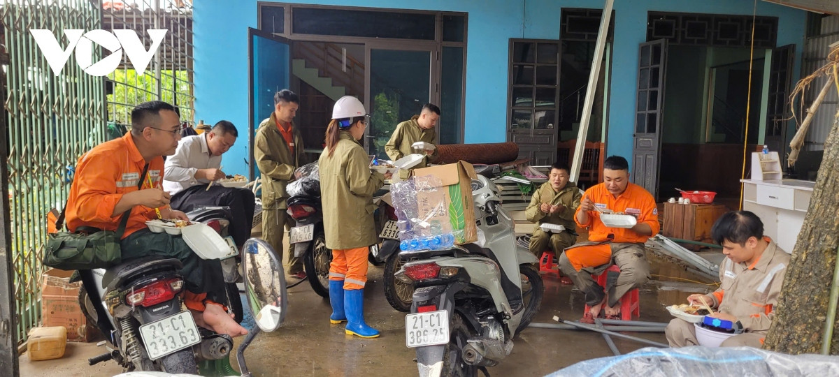 cap thiet khoi phuc luoi dien dam bao cuoc song nguoi dan vung lu yen bai hinh anh 3