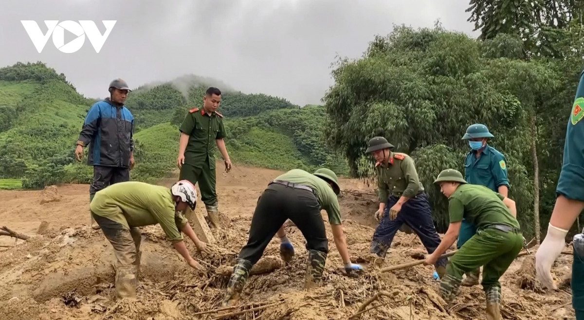 lao cai lap so chi huy tien phuong tai thon lang nu de tim kiem, cuu nan hinh anh 6