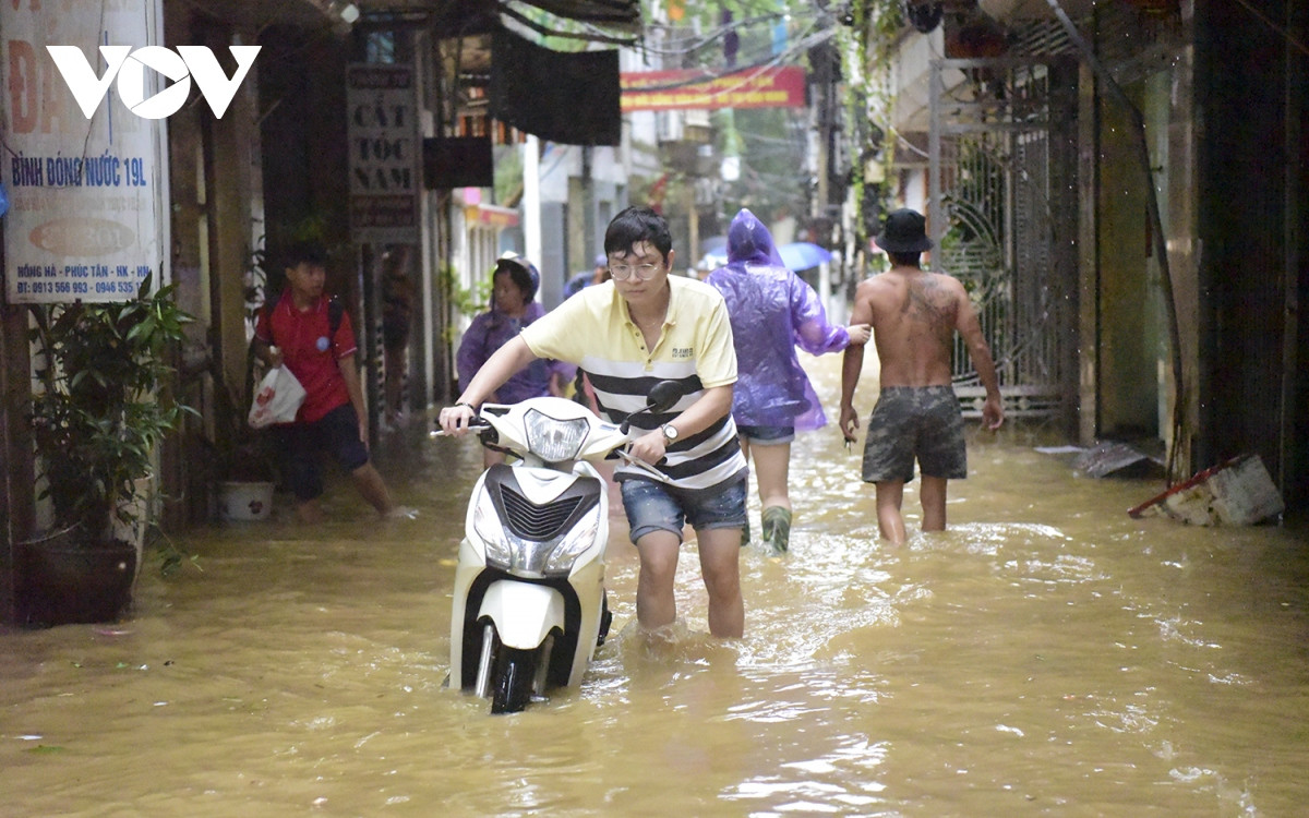 nguoi ha noi thuc trang dem ngan nuoc lu song hong tran vao nha hinh anh 13