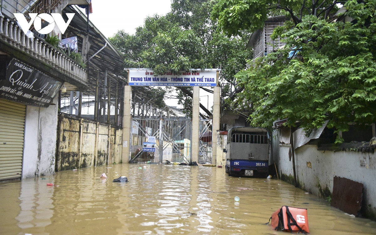 nguoi ha noi thuc trang dem ngan nuoc lu song hong tran vao nha hinh anh 9