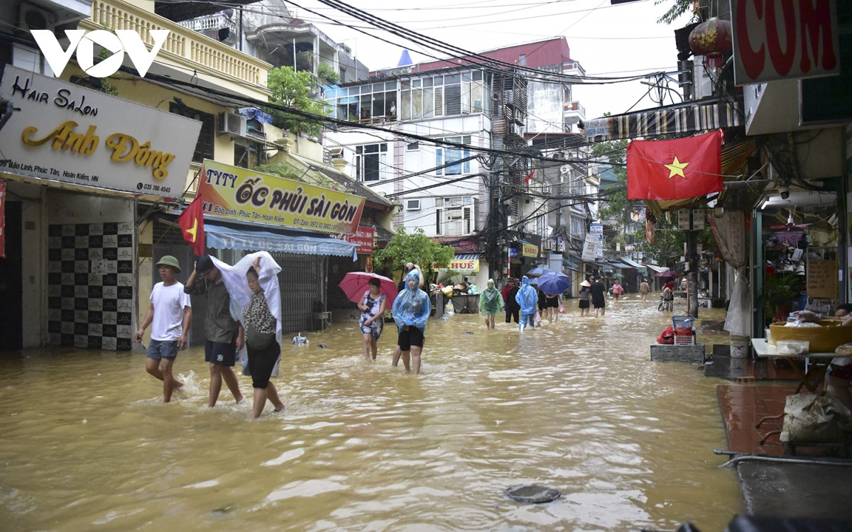 nguoi ha noi thuc trang dem ngan nuoc lu song hong tran vao nha hinh anh 14