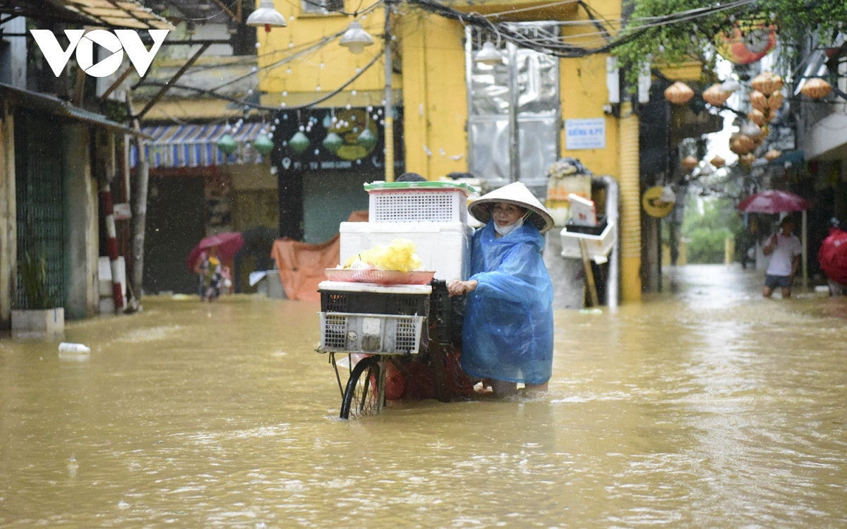 nguoi ha noi thuc trang dem ngan nuoc lu song hong tran vao nha hinh anh 15