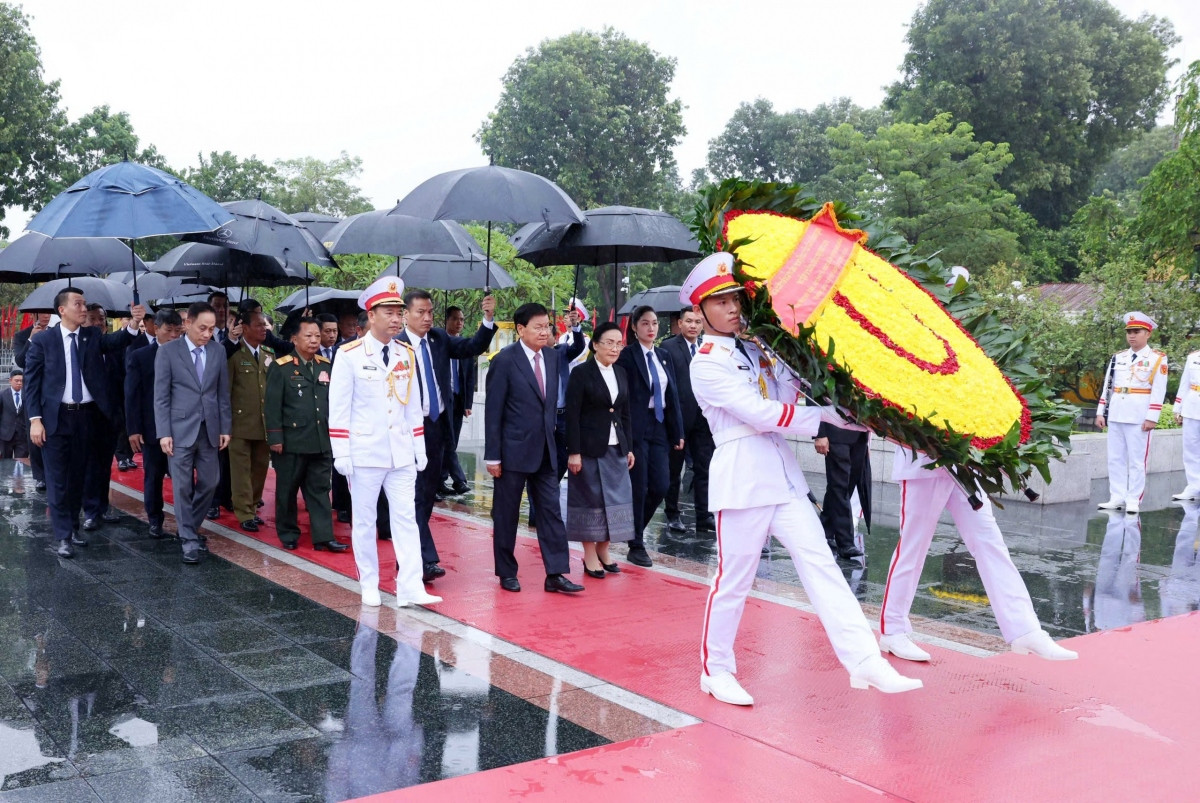 tong bi thu, chu tich nuoc lao va phu nhan vao lang vieng chu tich ho chi minh hinh anh 6