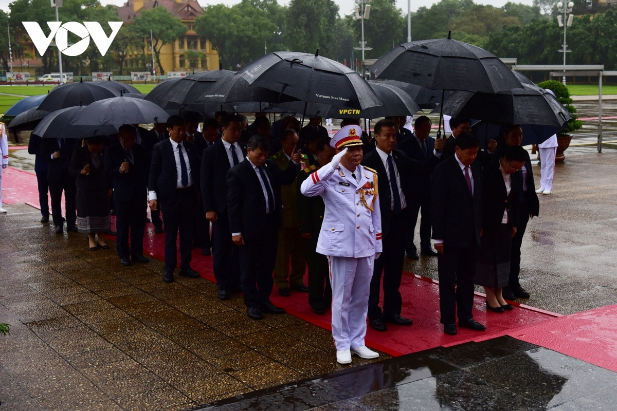 tong bi thu, chu tich nuoc lao va phu nhan vao lang vieng chu tich ho chi minh hinh anh 5