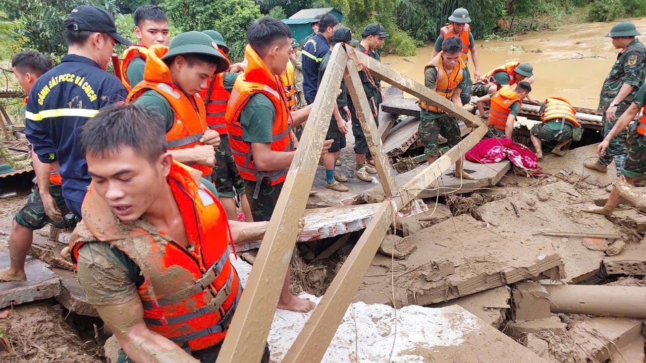 Ngoài các đơn vị của Quân khu 2, lực lượng công an, quân đội, dân quân của huyện và tỉnh Lào Cai khoảng 300 người cùng tham gia tìm kiếm, dẫn đường và cung cấp thông tin.