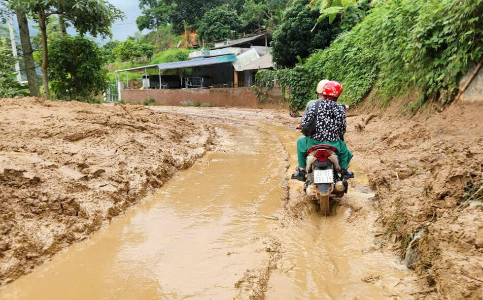 Tỉnh lộ 156 thông xe nhưng di chuyển rất khó khăn. (Ảnh: Báo Lào Cai)