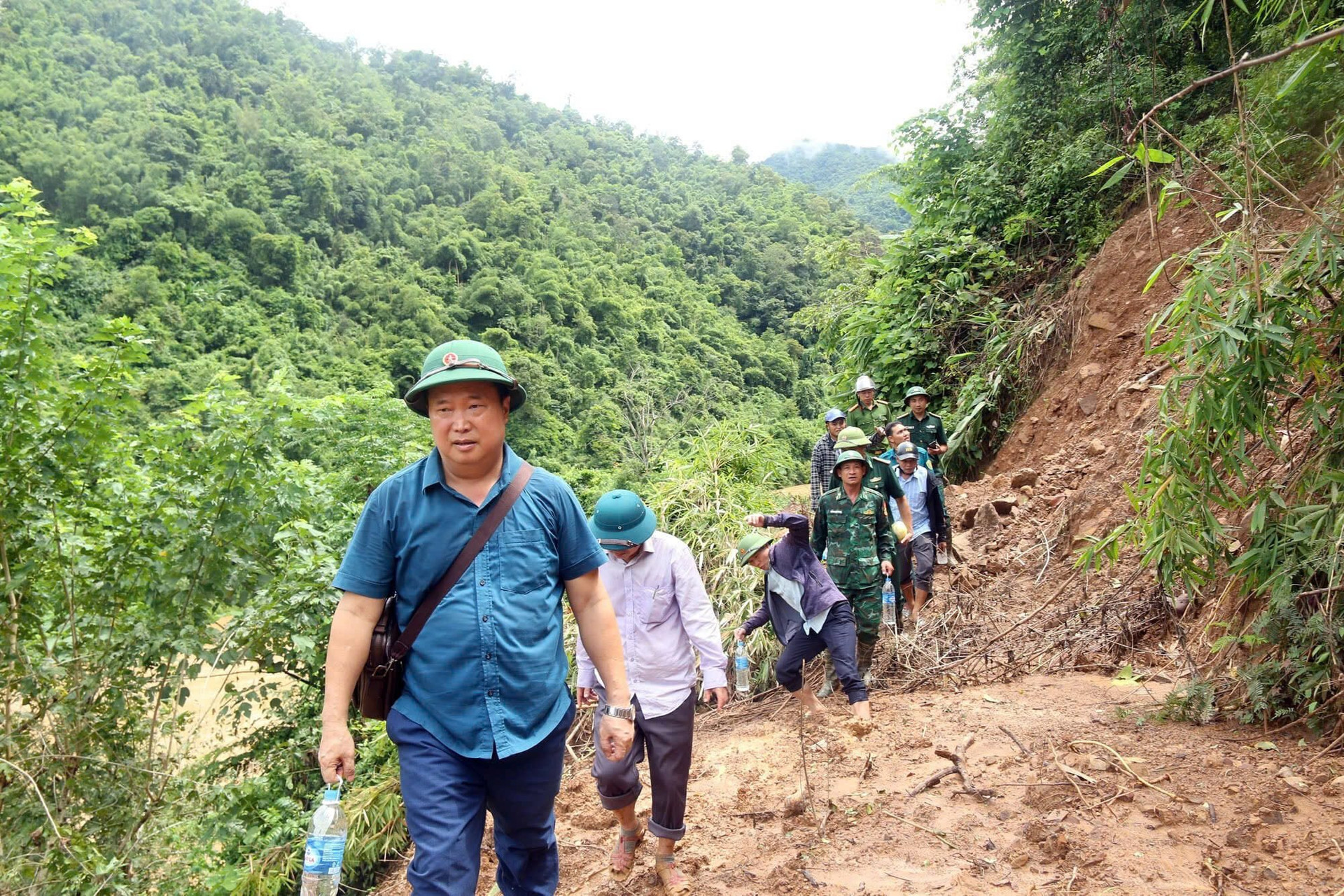 Đường vào bản Cha Nga, xã Mỹ Lý, huyện Kỳ Sơn đã bị cô lập do đường sạt lở núi.