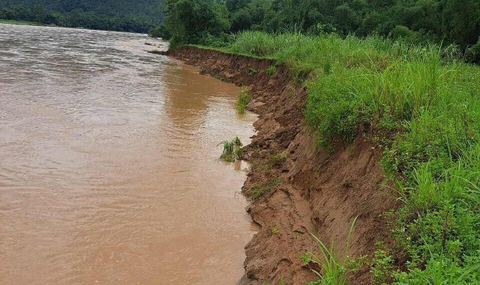 Sông Mã ở Thanh Hóa sạt lở gần 2km, sâu 20-30m.