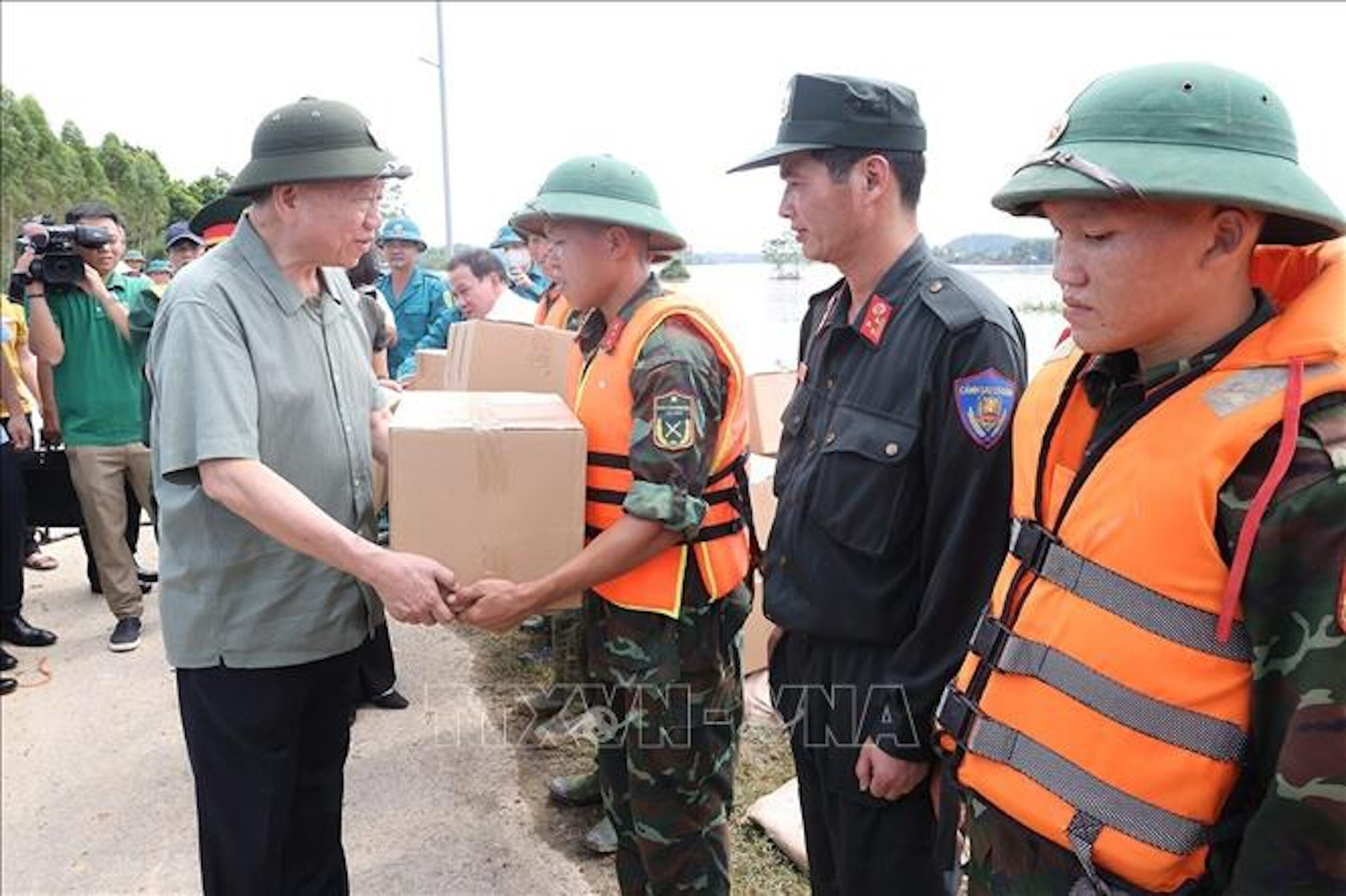 Tổng Bí thư, Chủ tịch nước Tô Lâm động viên, tặng quà lực lượng làm nhiệm vụ củng cố, khắc phục sự cố một số điểm xung yếu ở đê sông Lô, xã Trường Sinh, huyện Sơn Dương, tỉnh Tuyên Quang. (Ảnh: Trí Dũng/TTXVN)