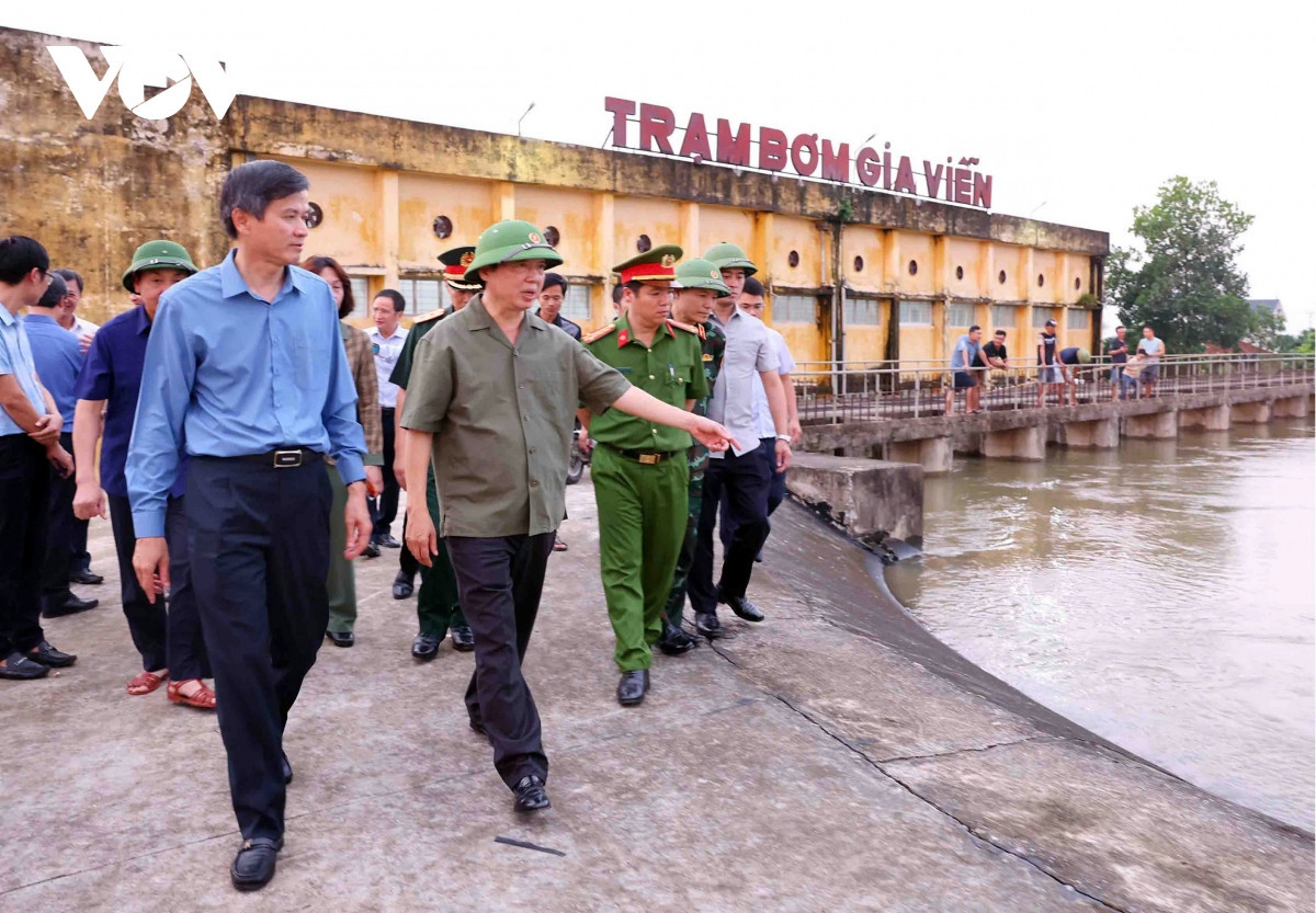 pho thu tuong tran hong ha kiem tra phuong an thoat lu song hoang long ninh binh hinh anh 1