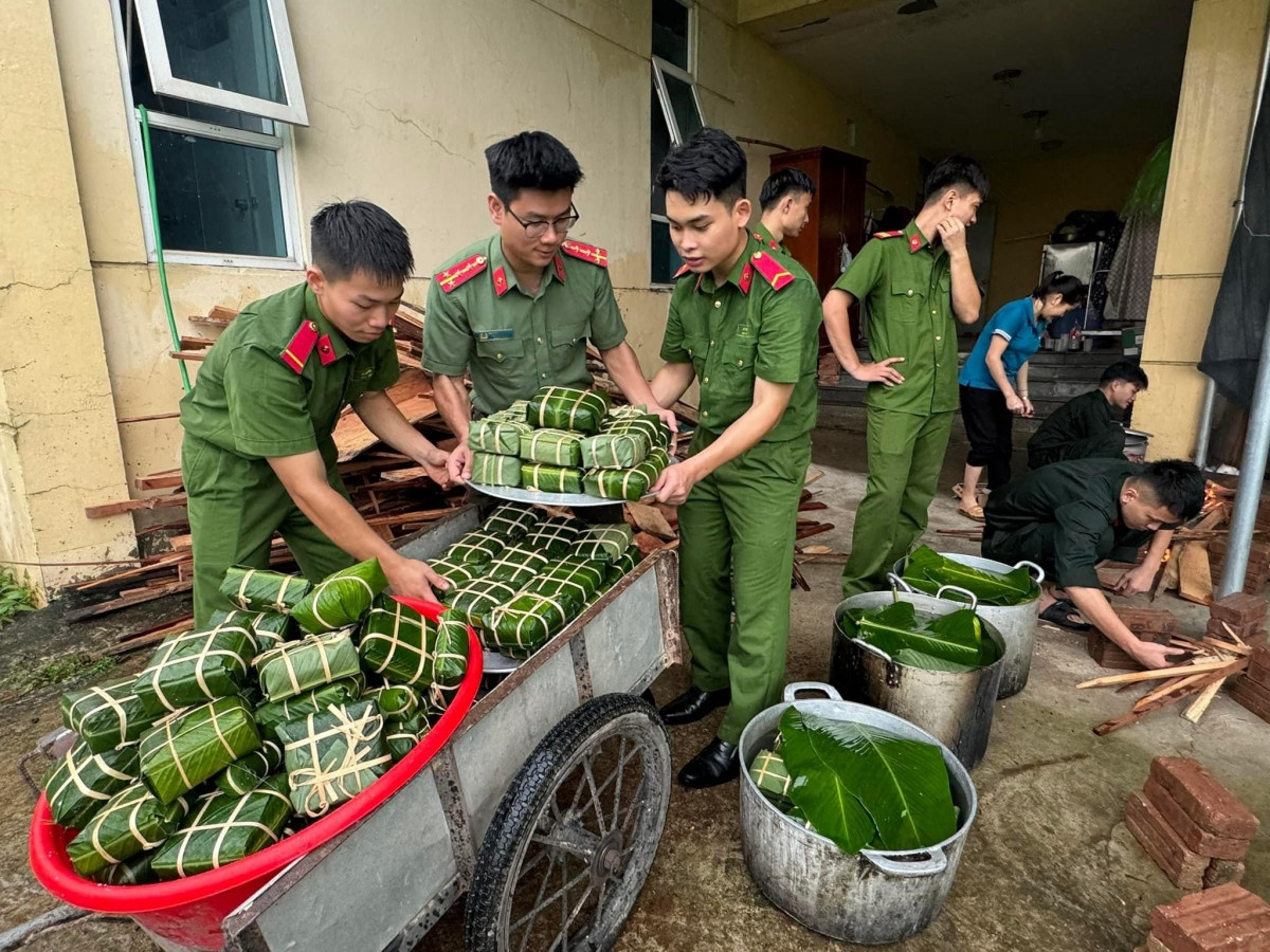 nhung hinh anh dep cua nguoi chien si cong an vi dan phuc vu trong bao lu hinh anh 12