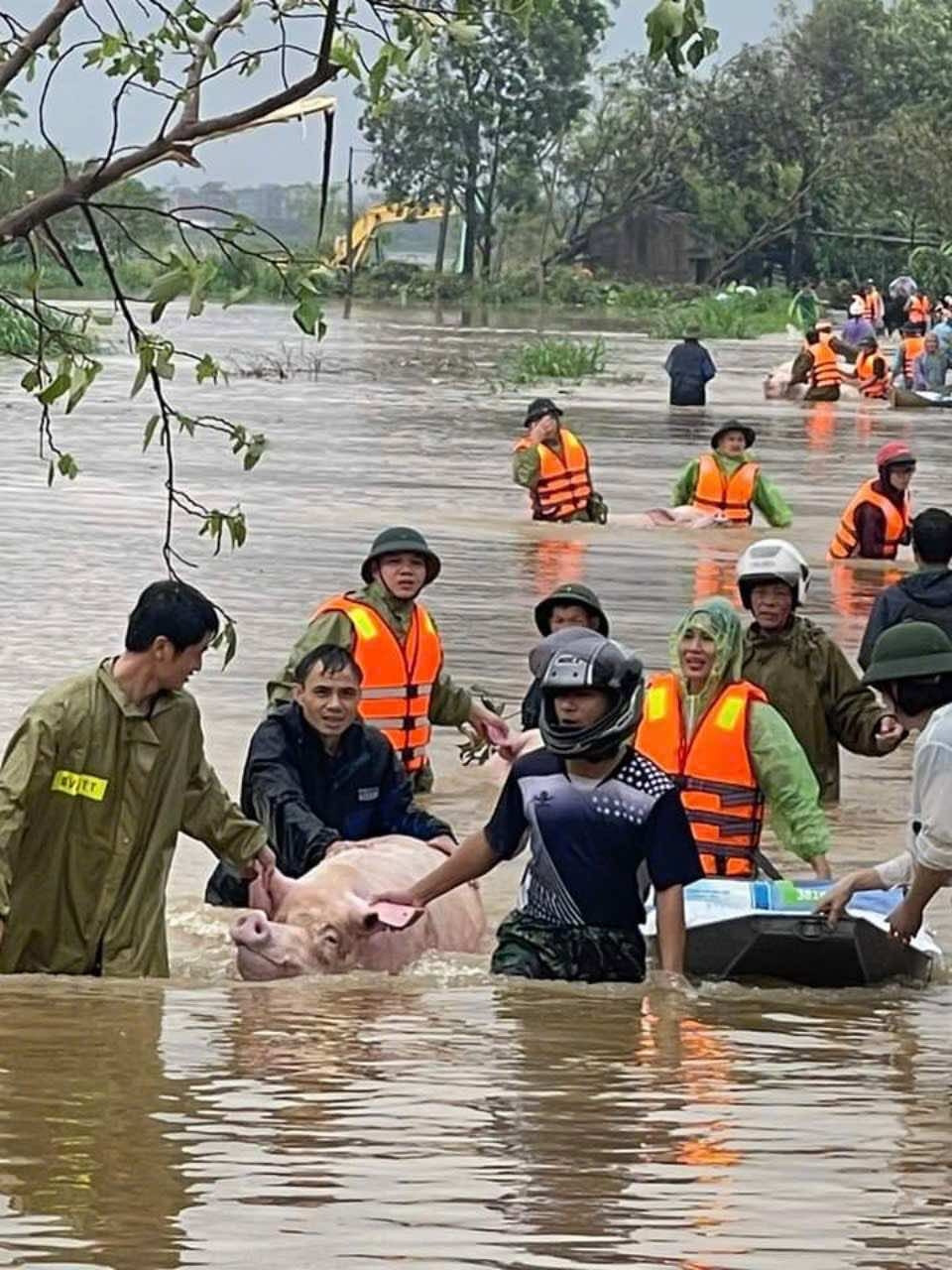 nhung hinh anh dep cua nguoi chien si cong an vi dan phuc vu trong bao lu hinh anh 6