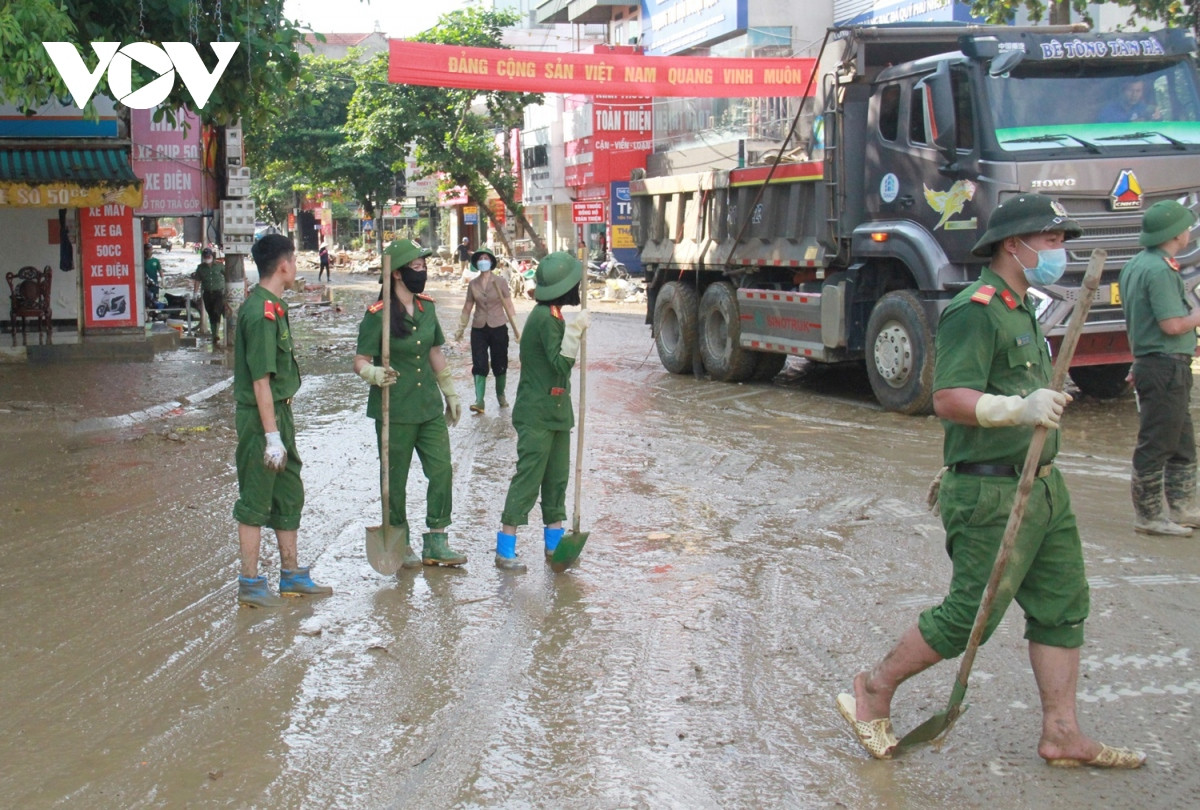 thanh pho tuyen quang tro lai phong quang, sach dep chi sau 1 ngay nuoc rut hinh anh 2