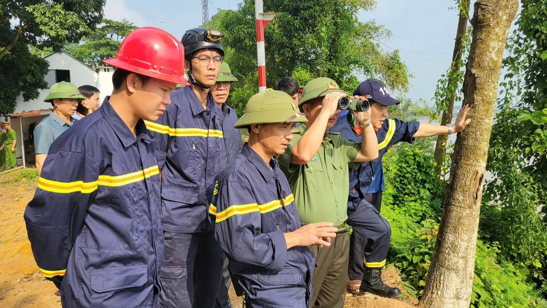 Lực lượng chức năng đang tổ chức trục vớt phần dầm cầu bị rơi xuống sông và tìm kiếm các nạn nhân.